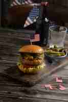 Bezpłatne zdjęcie pyszny burger i marynaty pod dużym kątem