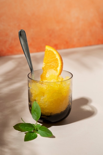 Bezpłatne zdjęcie pyszny deser granitowy z pomarańczowym wysokim kątem
