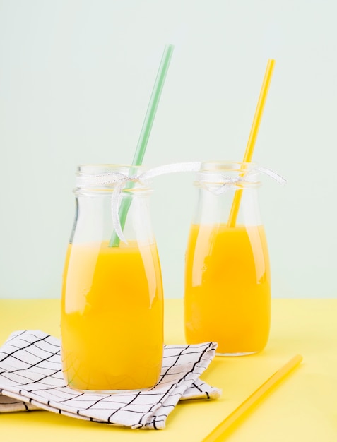 Pyszny domowy sok pomarańczowy na stole