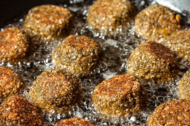 Bezpłatne zdjęcie pyszny falafel smażenia z bliska