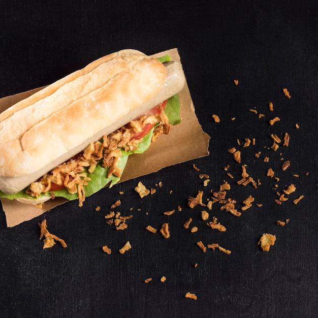 Pyszny fast-food hot dog na papierze do pieczenia wysoki widok