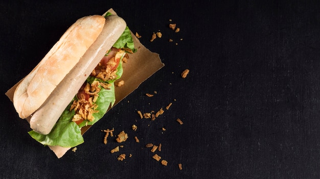 Bezpłatne zdjęcie pyszny fast-food hot dog na tle papieru do pieczenia