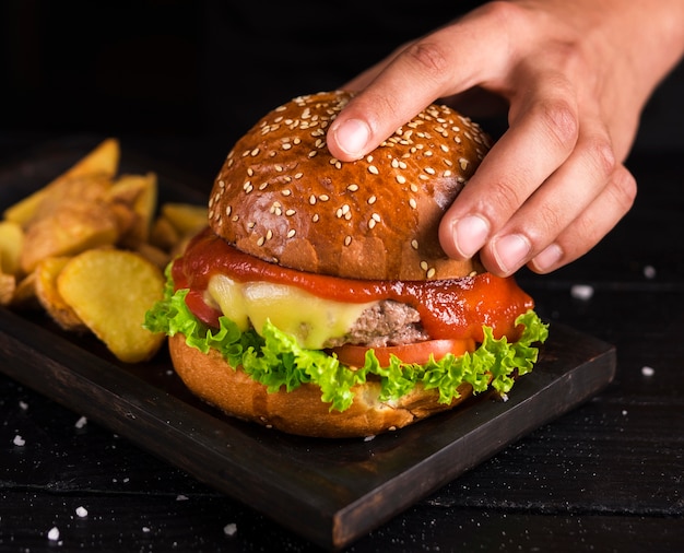 Bezpłatne zdjęcie pyszny, gotowy do podania burger wołowy