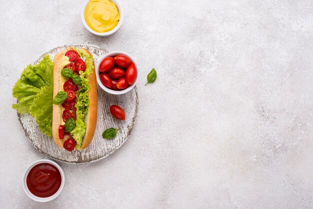 Pyszny hot dog na talerzu widok z góry