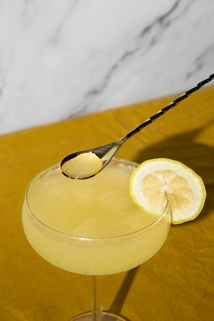 Bezpłatne zdjęcie pyszny koktajl daiquiri z wysokim kątem z cytryną