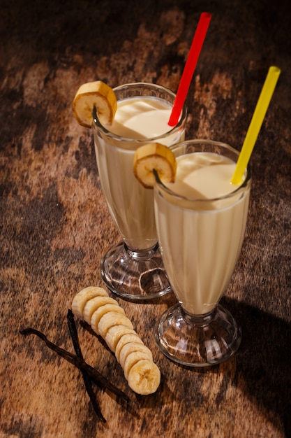 Bezpłatne zdjęcie pyszny koktajl mleczny z bananów