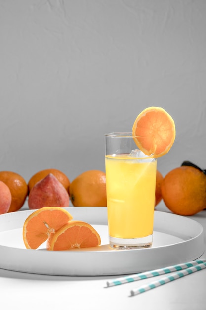 Pyszny napój detoksykujący z plastrami pomarańczy
