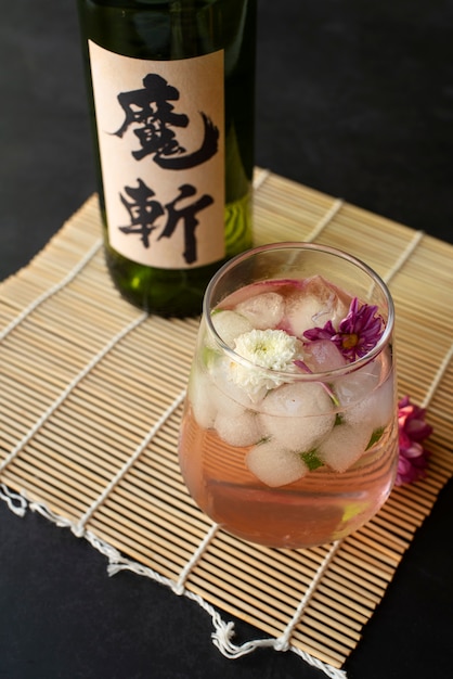 Bezpłatne zdjęcie pyszny napój sake pod wysokim kątem na stole
