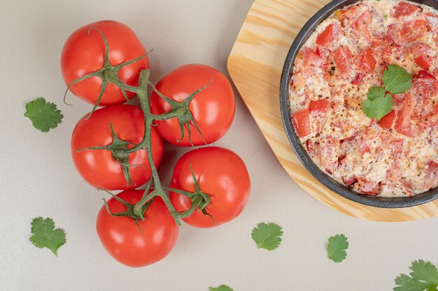 Pyszny omlet z pomidorami na desce.