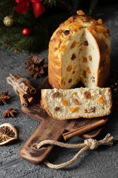 Bezpłatne zdjęcie pyszny panettone pod wysokim kątem