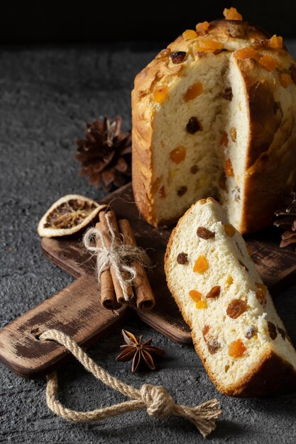 Pyszny panettone pod wysokim kątem