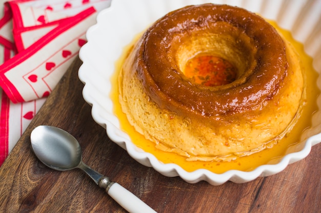 Bezpłatne zdjęcie pyszny pudding w misce