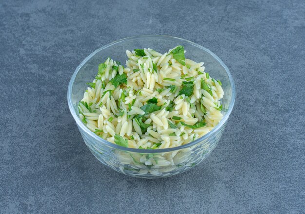 Pyszny ryż z zieleniną w szklanej misce.