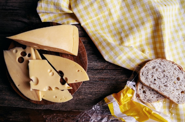 Bezpłatne zdjęcie pyszny ser na desce i chleb