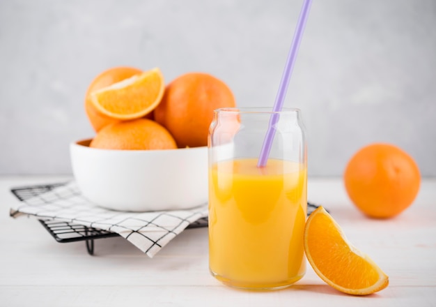 Pyszny sok pomarańczowy gotowy do podania