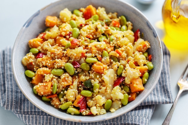 Bezpłatne zdjęcie quinoa z warzywami gotowana na obiad lub kolację i podawana w misce. zbliżenie.