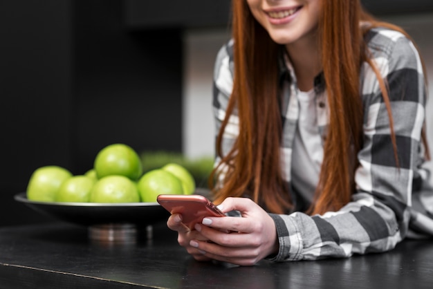 Radosna kobieta sprawdza telefon