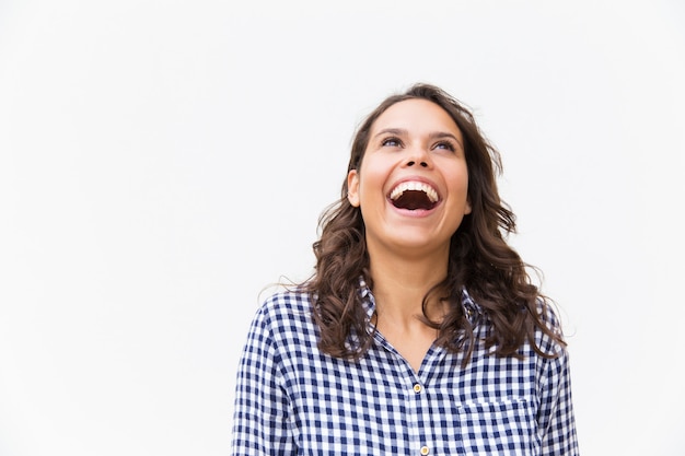 Radosna Podekscytowana Kobieta śmieje Się Z żartu