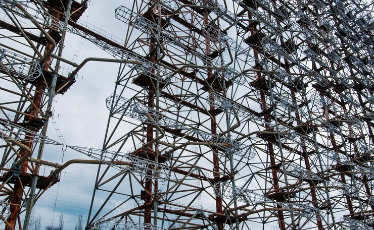 Bezpłatny plik Zdjęcie radziecki radar duga 3 w pobliżu miasta duchów czarnobyla na ukrainie