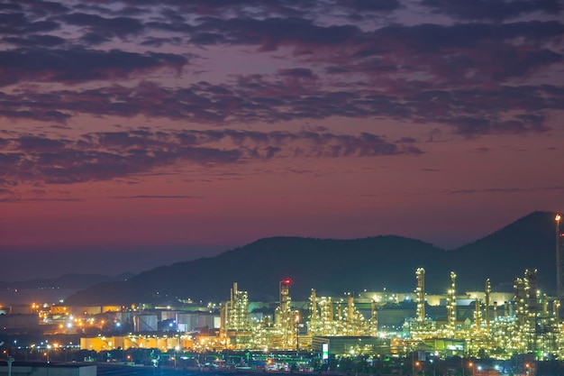 Rafineria ropy naftowej i fabryka petrochemii przemysł naftowy i gazowy przemysł z chmurą niebo na tle zachodu słońca.