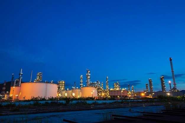 Rafineria ropy naftowej, instalacja i kolumna wieżowa przemysłu petrochemicznego w zbiorniku ropy naftowej i gazu, „przemysłowy z chmurą”, „błękitną”, „niebo wschód słońca” w tle