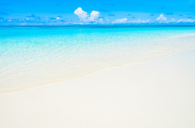 Raj z białego piasku i spokojnym morzu