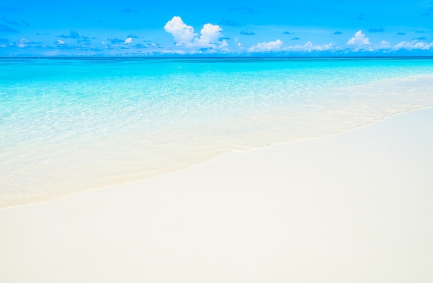 Raj z białego piasku i spokojnym morzu
