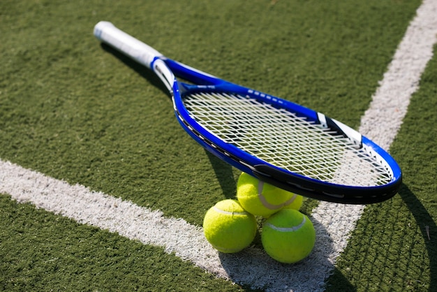 Bezpłatne zdjęcie rakieta tenisowa i piłki o wysokim kącie