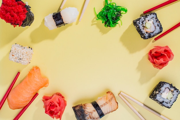 Bezpłatne zdjęcie rama wykonana z rolek sushi