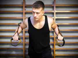 Bezpłatne zdjęcie ramiona treningowe z paskami fitness trx