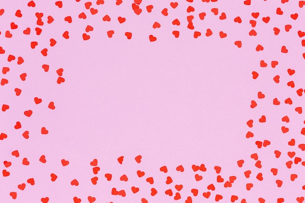 Bezpłatne zdjęcie ramka widok z góry z czerwonymi mini sercami