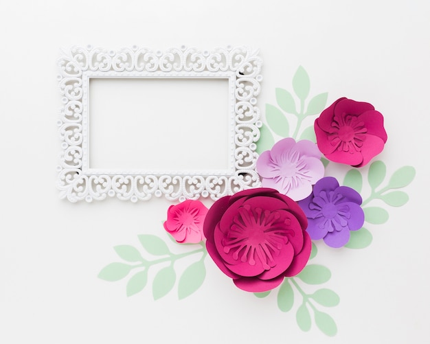 Bezpłatne zdjęcie ramka widok z góry z papierowymi kwiatami