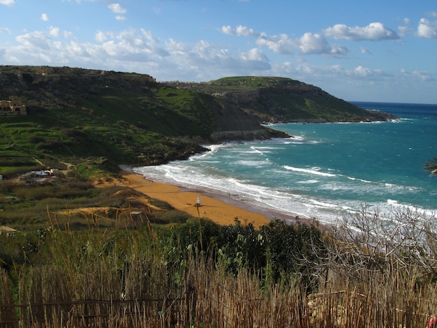 Bezpłatne zdjęcie ramla l-hamra bay w ciągu dnia na gozo, wyspy maltańskie, malta