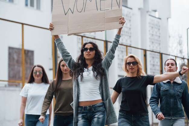 Rasa kaukaska. Grupa feministek protestuje w obronie swoich praw na świeżym powietrzu