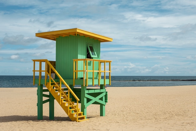 Ratownik wieża na plaży