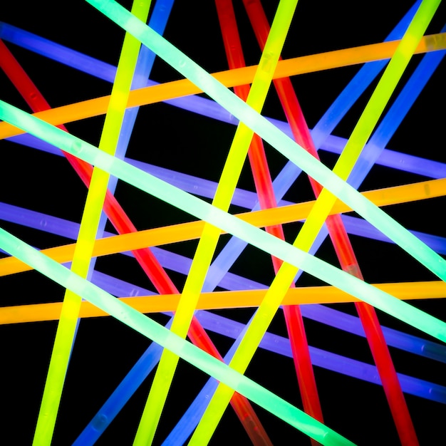 Bezpłatne zdjęcie realistyczny kolorowy neonowy elektryczny laserowy promień na ciemnym tle