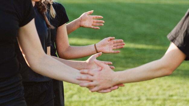 Ręce kobiety salutują przed meczem