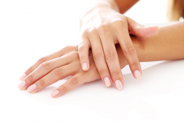 Bezpłatne zdjęcie ręce kobiety z manicure