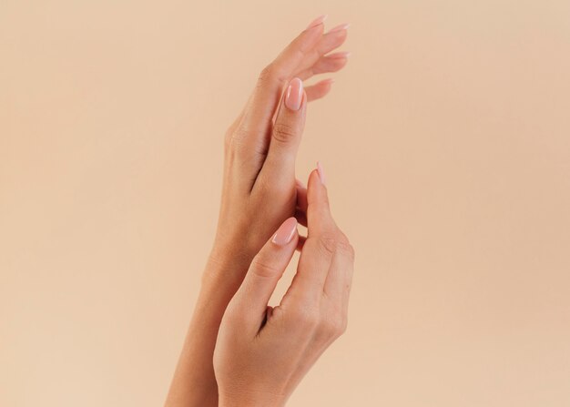 Ręce kobiety zdrowy piękny manicure