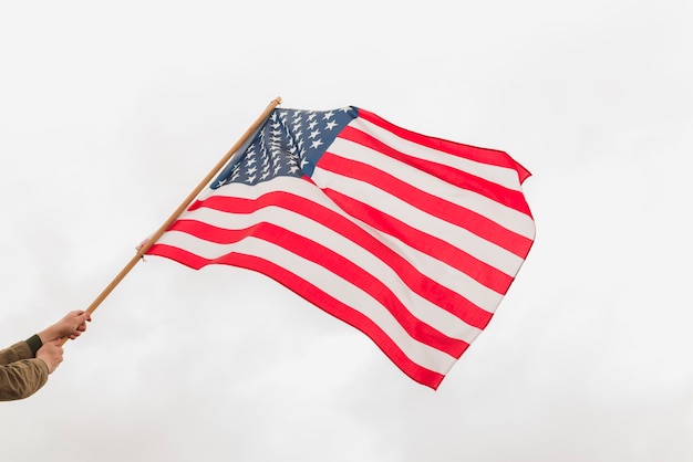 Bezpłatne zdjęcie ręce macha amerykańską flagą