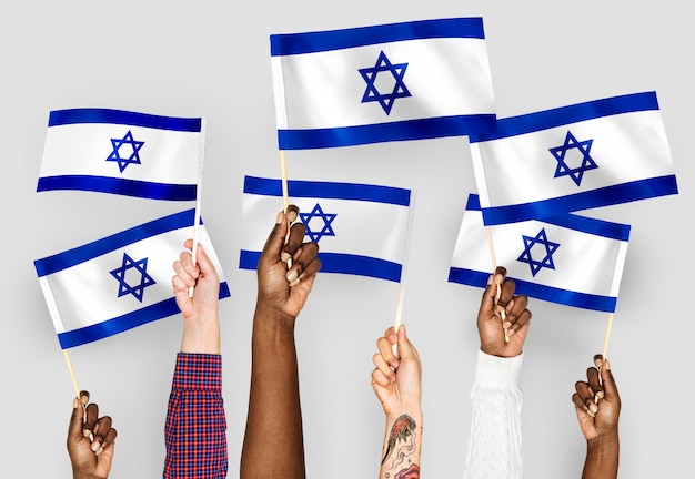 Bezpłatne zdjęcie ręce macha flagami izraela