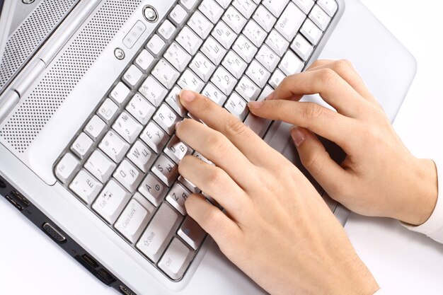 Ręce na klawiaturze laptopa. na białym tle