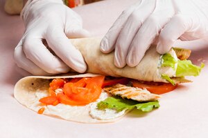 Ręce przygotowujące burrito