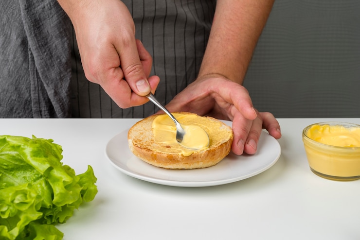 Bezpłatny plik Zdjęcie ręce przygotowuje pysznego burgera