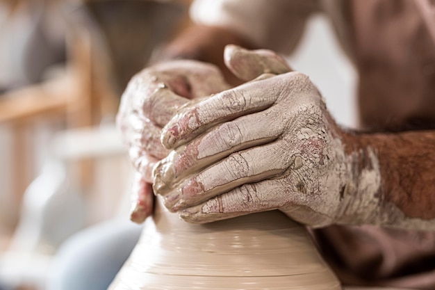 Ręce robią ceramikę z bliska