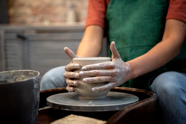 Ręce robią widok z boku ceramiki