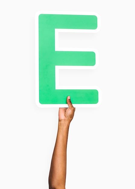 Bezpłatne zdjęcie ręce trzymając literę e