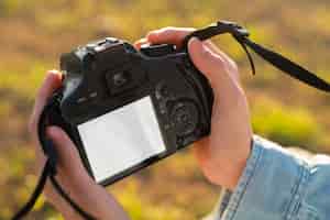 Bezpłatne zdjęcie ręce trzymające aparat fotograficzny
