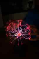 Bezpłatne zdjęcie ręce widoku z przodu wchodzące w interakcję z kulą plazmy