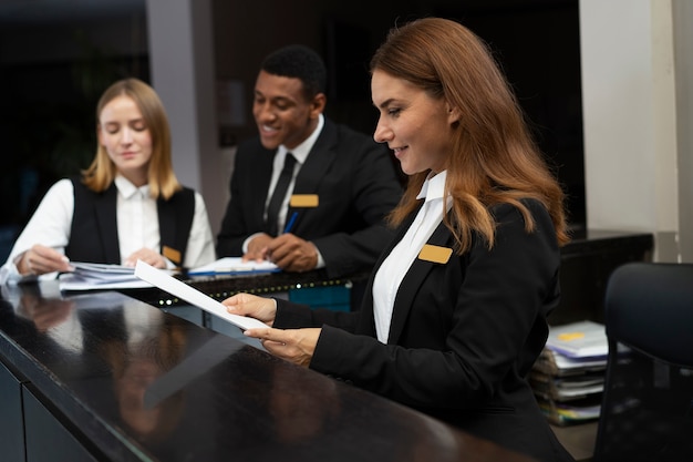 Bezpłatne zdjęcie recepcjonistki w eleganckich garniturach w godzinach pracy